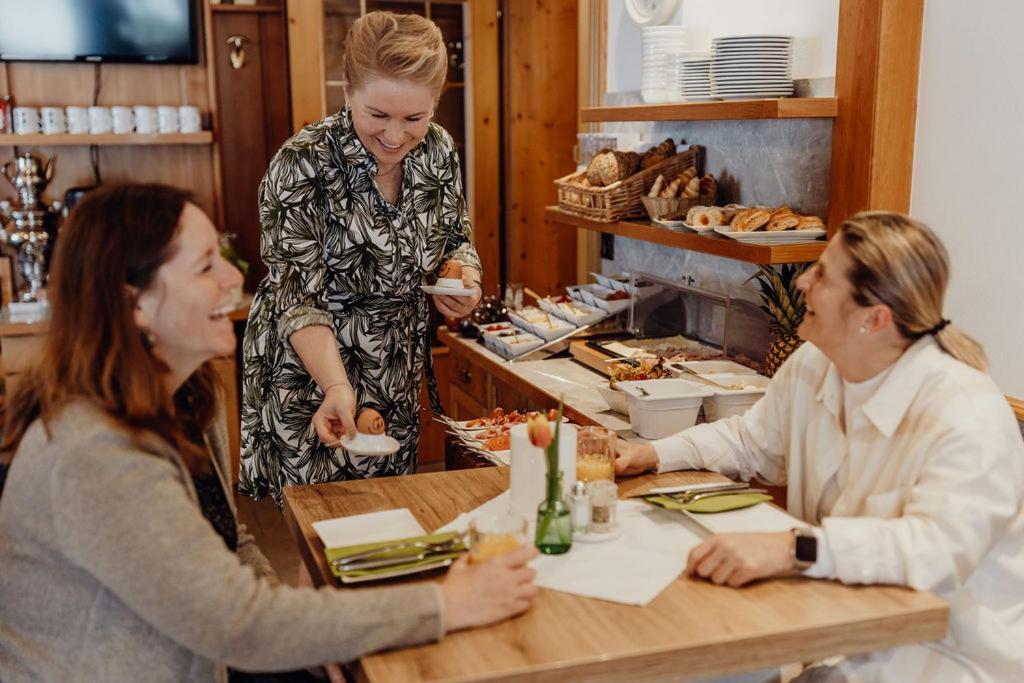 Gasthof Dorfcafe Hotelpension Swirtshaus Im Dorf Unken